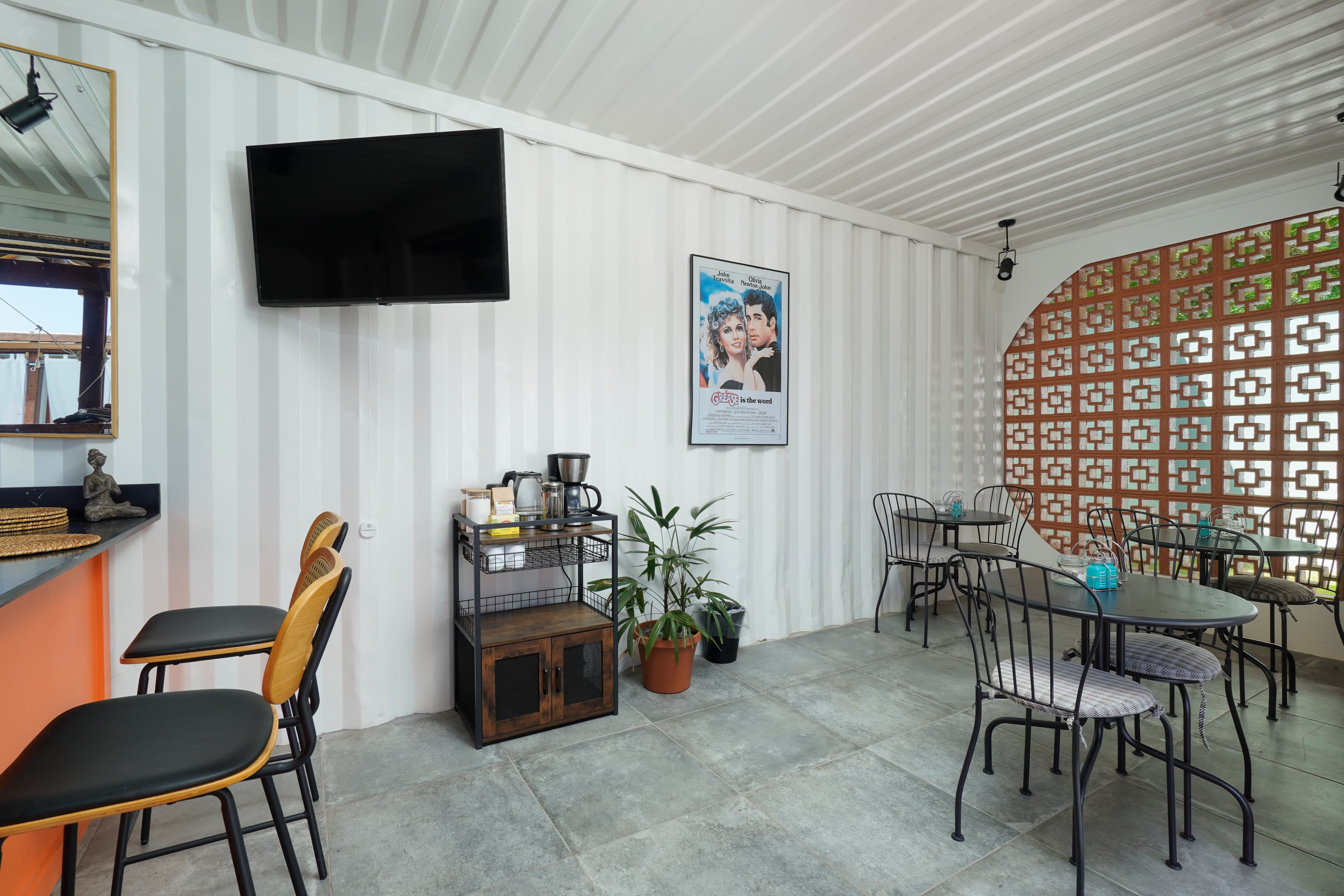 Retro vibes for lazy afternoons